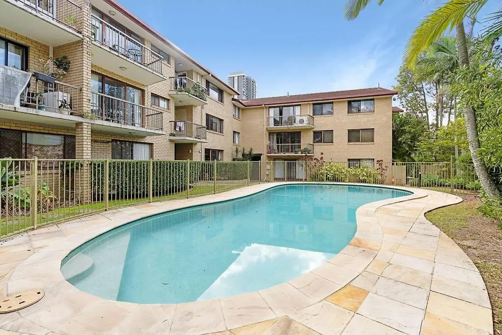 Big Modern & Central Locale Renovated 2-Bedroom Gold Coast 0*,