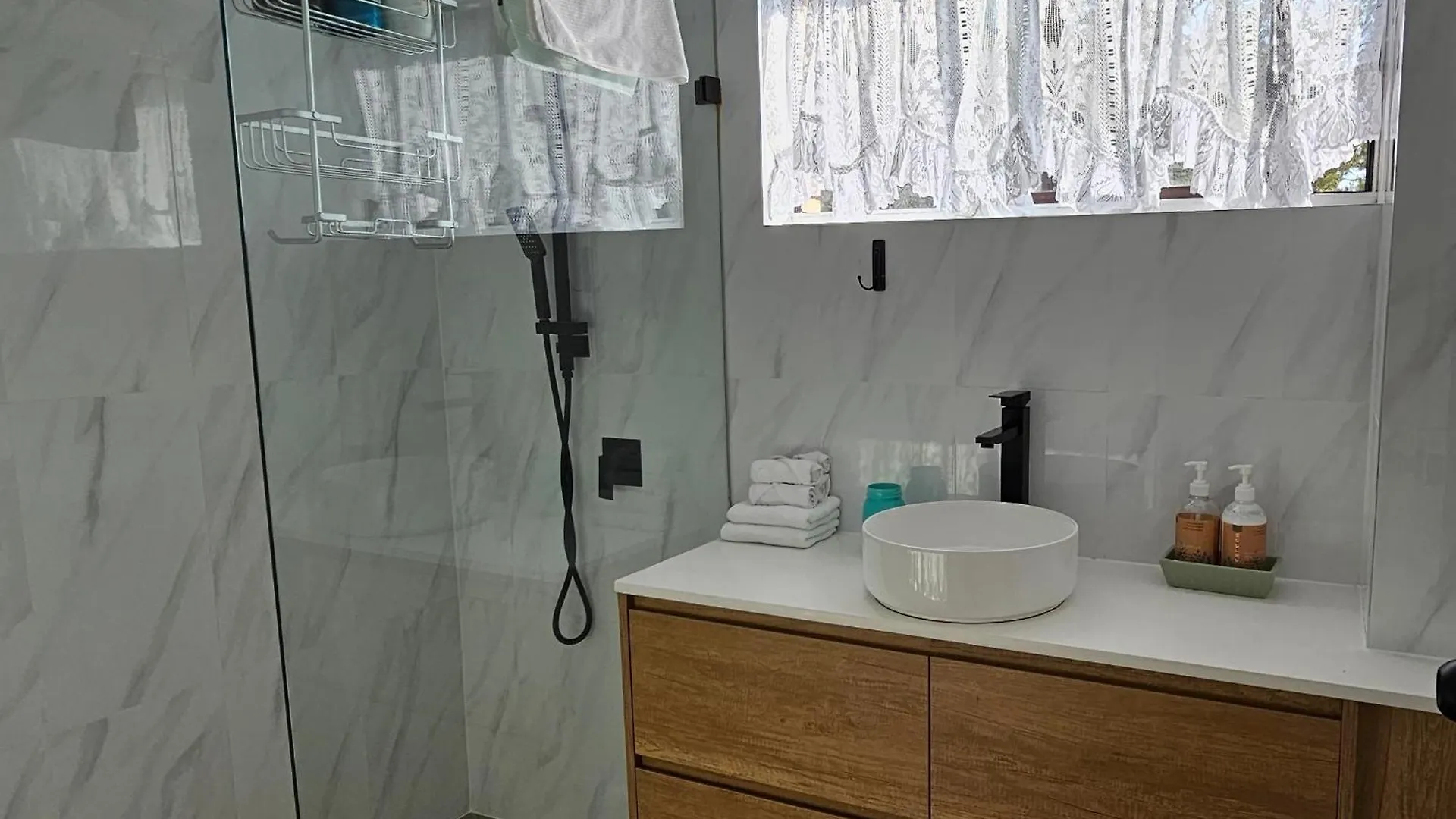 Big Modern & Central Locale Renovated 2-Bedroom Gold Coast Apartamento