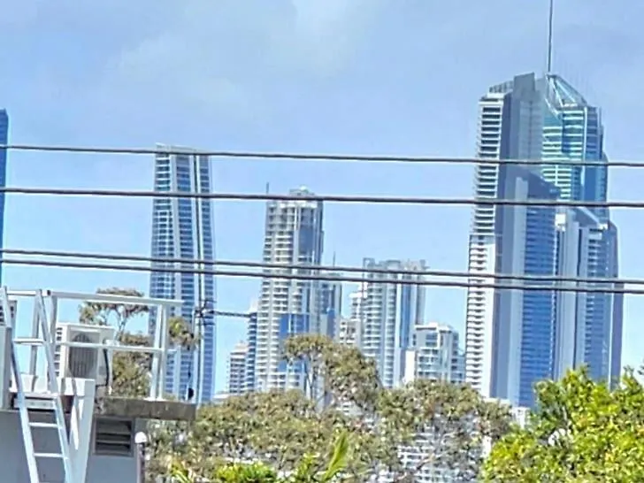 Big Modern & Central Locale Renovated 2-Bedroom Gold Coast 0*,